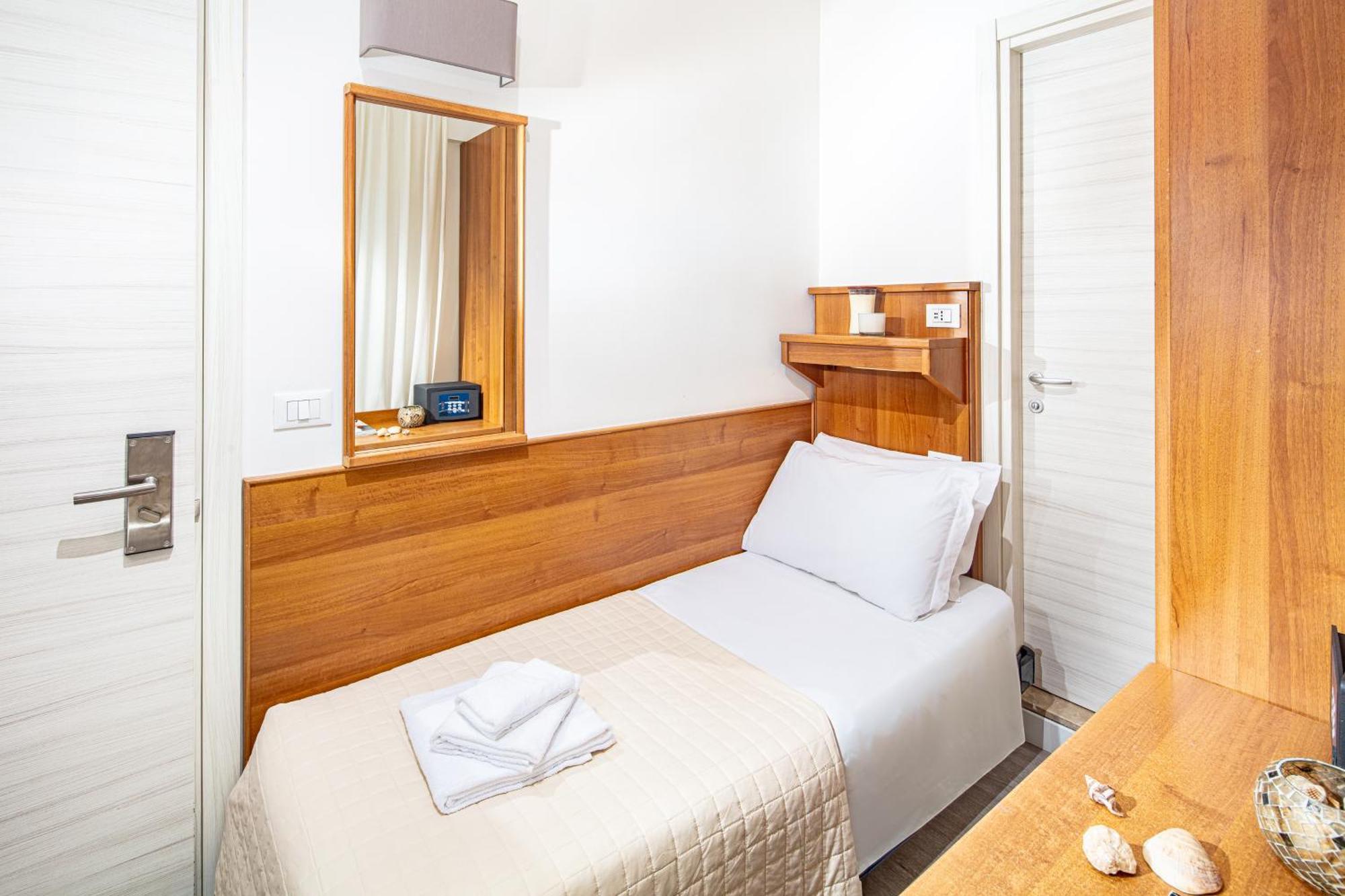 Hotel Pigalle Лидо ди Йезоло Екстериор снимка