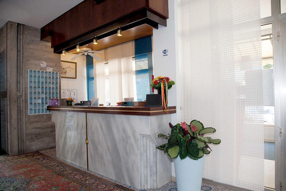 Hotel Pigalle Лидо ди Йезоло Екстериор снимка