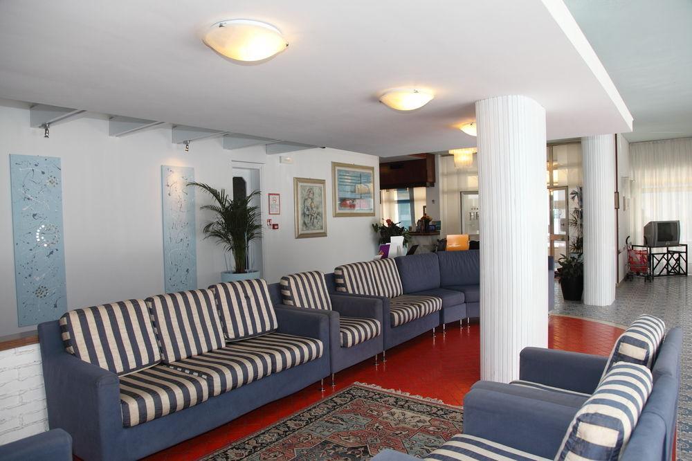 Hotel Pigalle Лидо ди Йезоло Екстериор снимка