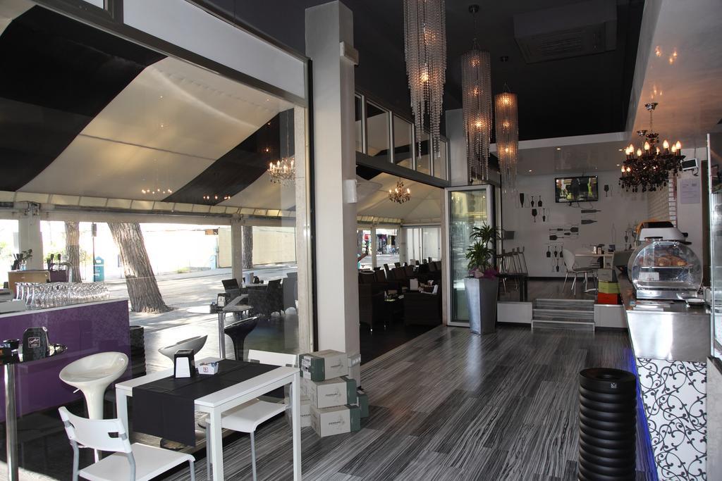 Hotel Pigalle Лидо ди Йезоло Екстериор снимка