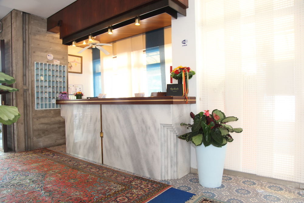 Hotel Pigalle Лидо ди Йезоло Екстериор снимка