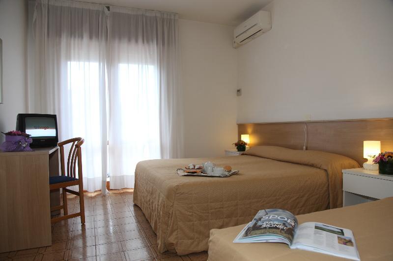 Hotel Pigalle Лидо ди Йезоло Екстериор снимка
