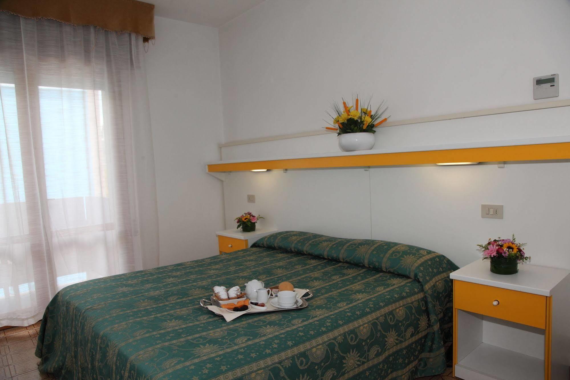 Hotel Pigalle Лидо ди Йезоло Екстериор снимка