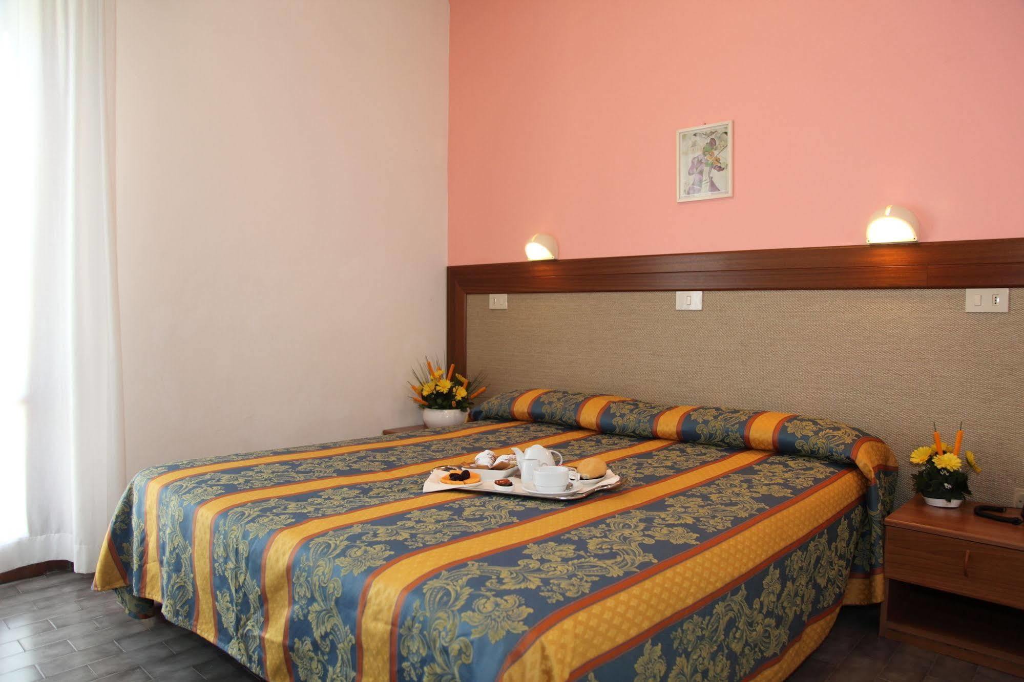 Hotel Pigalle Лидо ди Йезоло Екстериор снимка