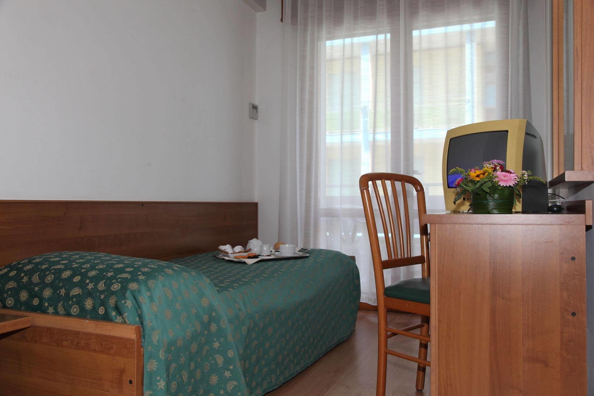Hotel Pigalle Лидо ди Йезоло Екстериор снимка